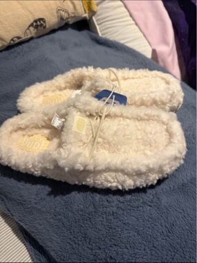 Women’s Hey Dudes slippers, size 10, brand new